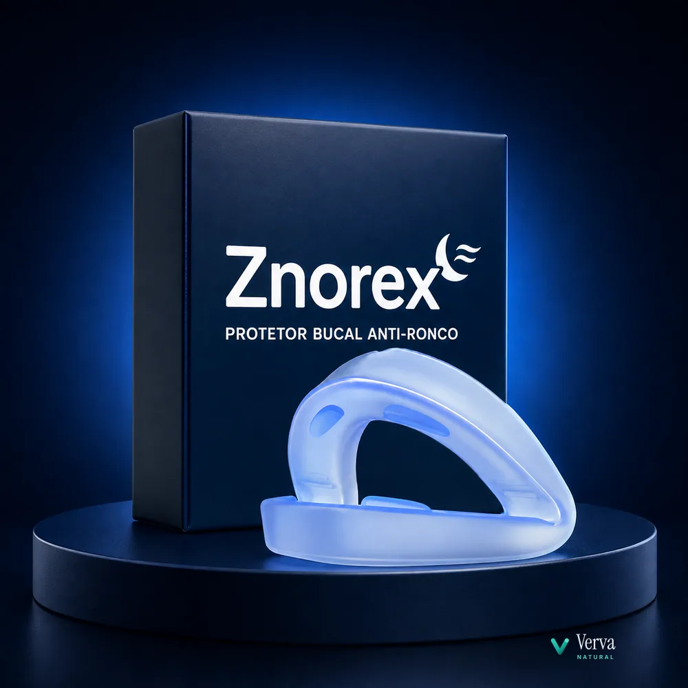Protetor bucal anti-ronco Znorex em fundo de estúdio azul