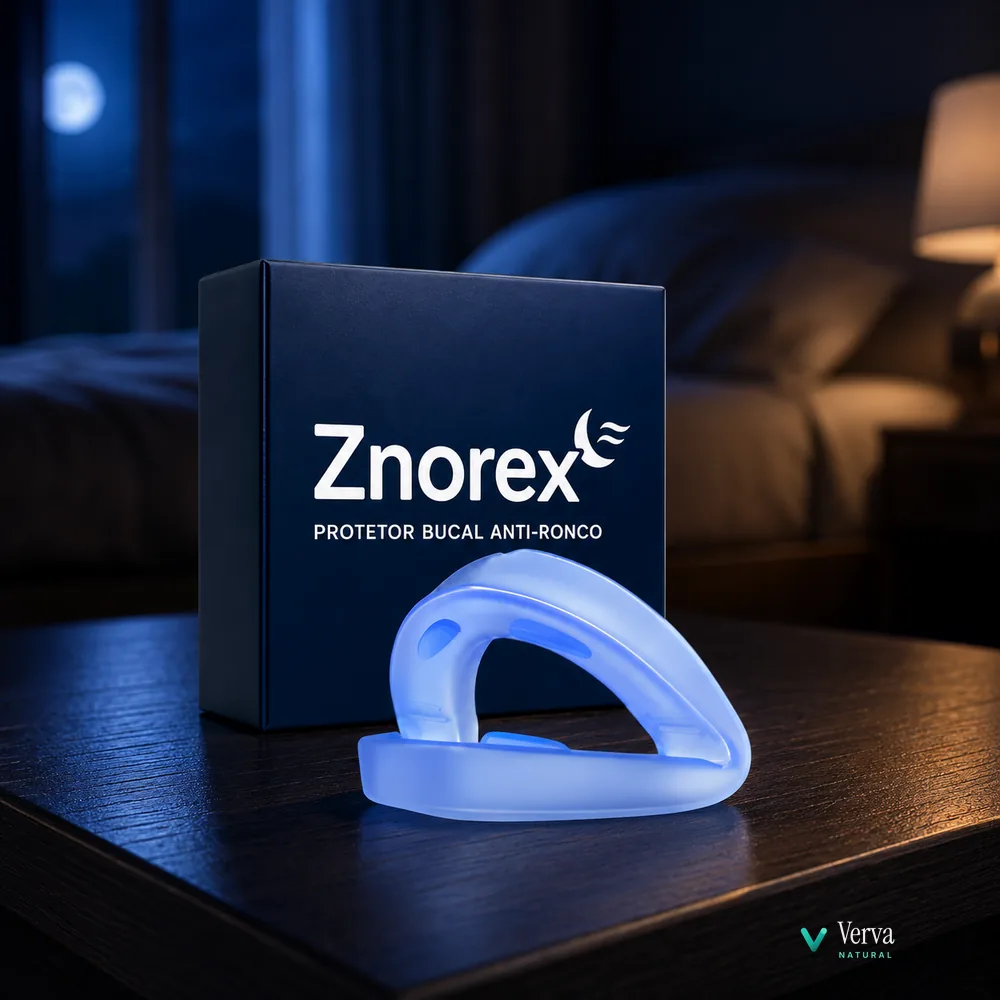 Znorex sobre mesa de madeira em quarto à noite, luz cinematográfica